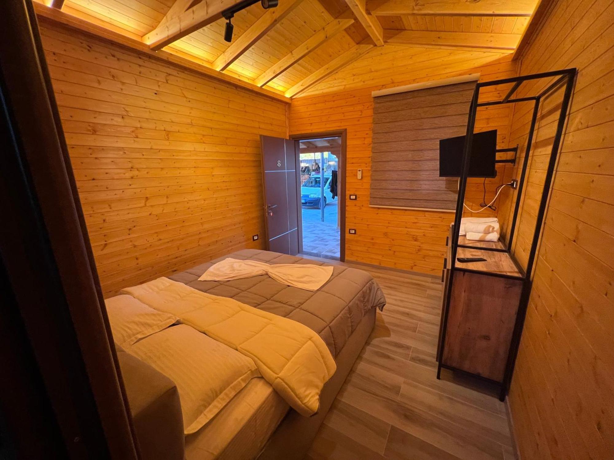 Hotel Megniar Lushnje Ngoại thất bức ảnh